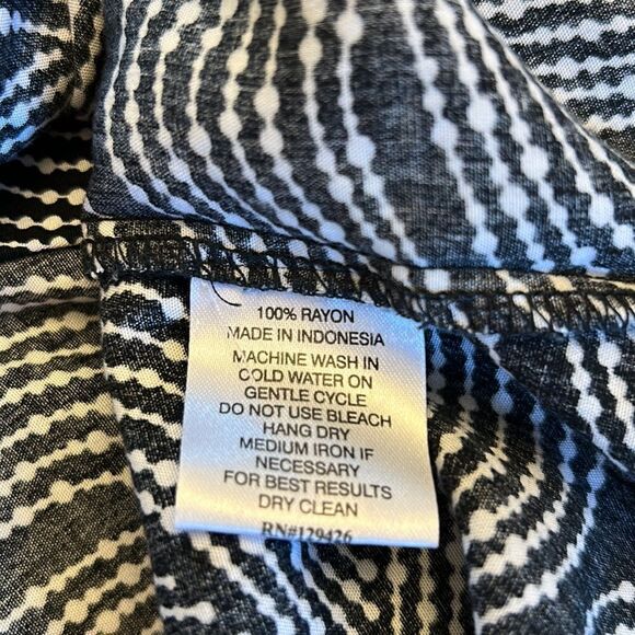 Escapada black white patterned sleeveless blouse Size M EUC - Picture 8 of 8